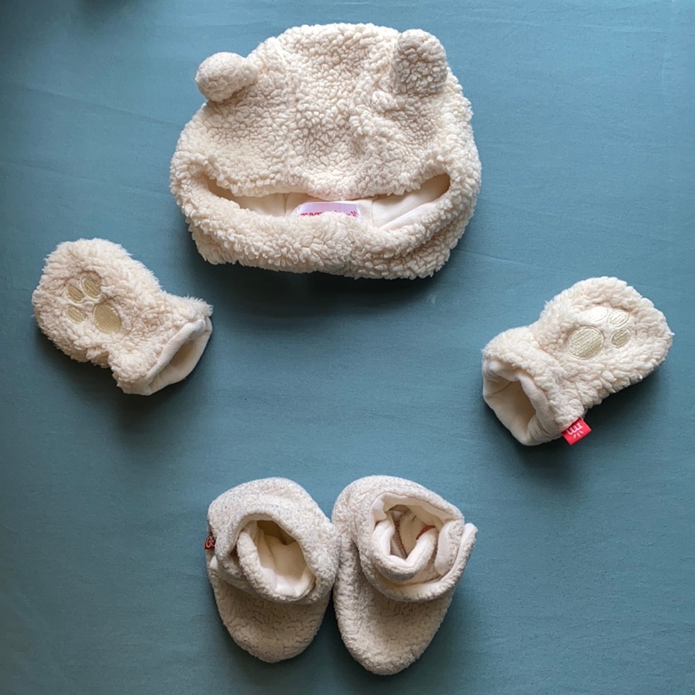 Set of hat gloves and slippers
